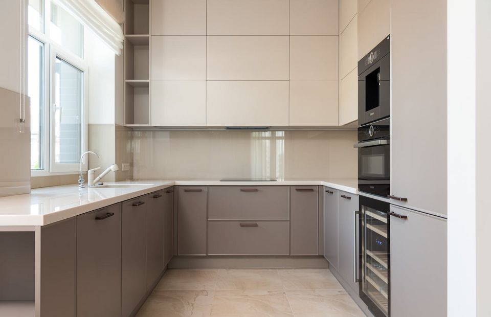 Преимущества использования рулонных жалюзи на кухне