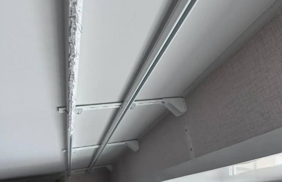 Алюминиевый профильный карниз в 2 независимых ряда с кронштейнами на стену