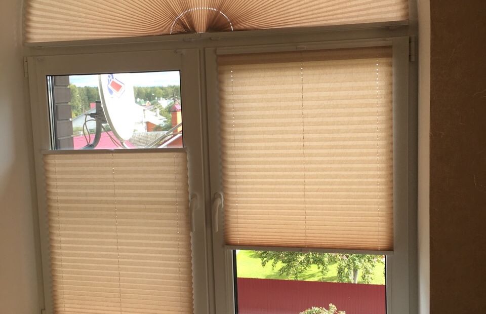 Плиссе на полукруглые окна в бежевой ткани