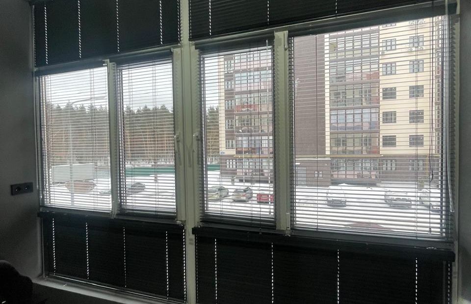 Горизонтальные жалюзи на панорамном остеклении