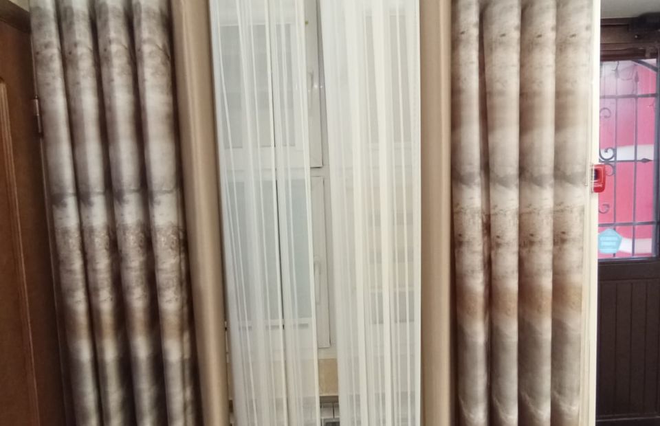 Штора-жалюзи Трио в сочетании тюлевой и плотной ткани