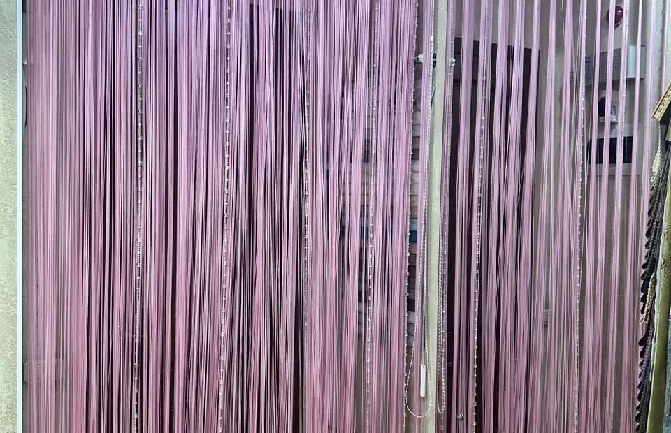 Нитяные вертикальные жалюзи в розовом цвете