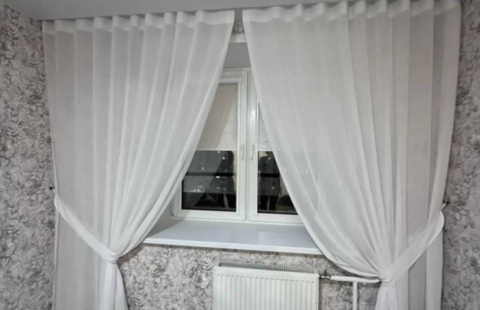 Тюль с подхватами из ткани Орландо и рулонные шторы блэкаут