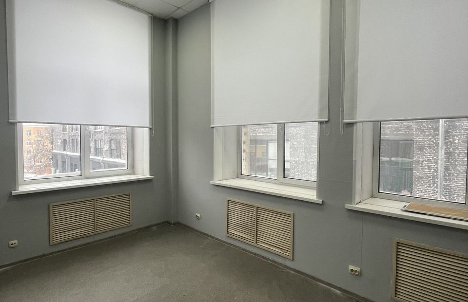 Рулонная штора в кабинет с высокими окнами. Ткань Альфа белая.