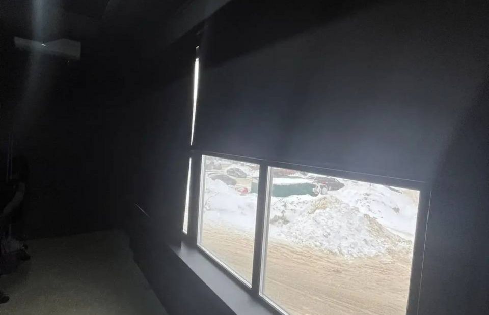 Рулонные шторы черного цвета на проем. Ткань блэкаут.