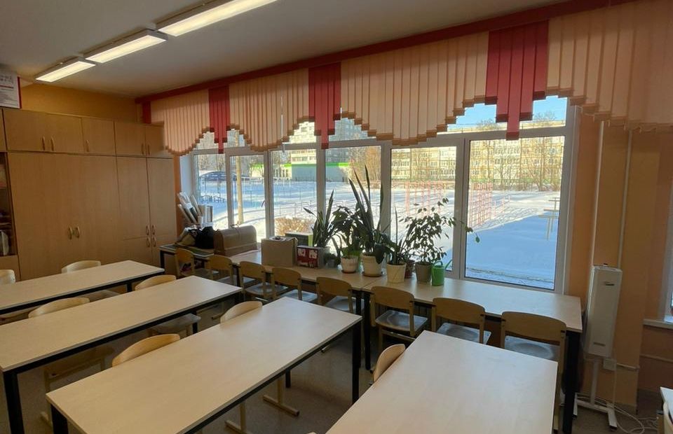 Арки из вертикальных жалюзи в гимназию
