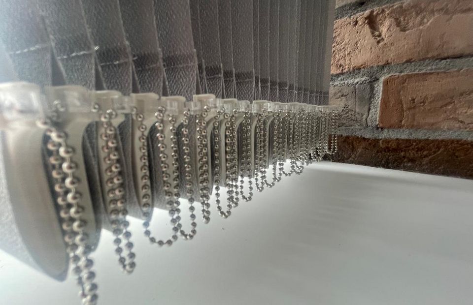 Вертикальные жалюзи с тканью Креп серый с комплектацией люкс