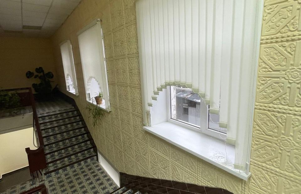 Вертикальные жалюзи арками в коридор организации