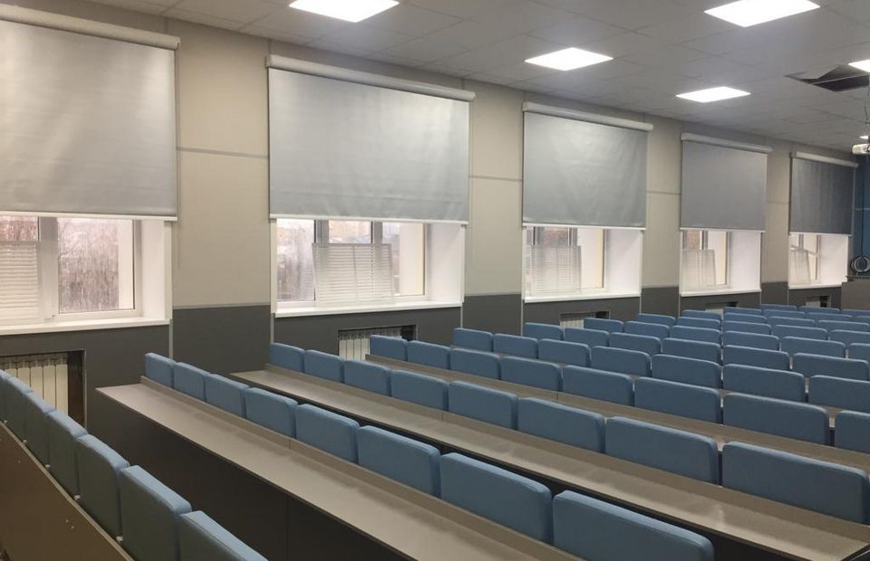 Рулонные шторы в актовый зал